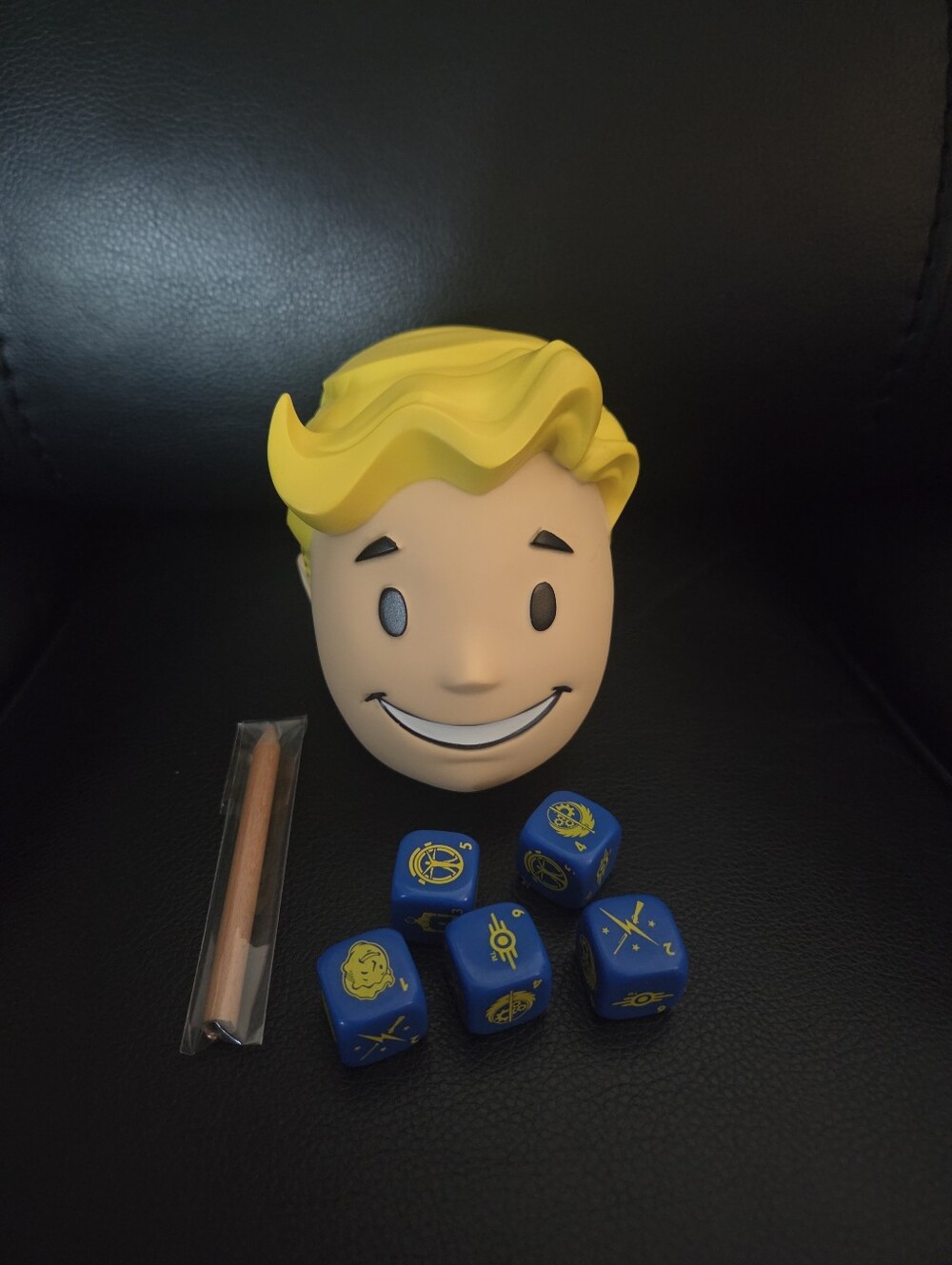 2016 USAopoly Fallout Vault Boy Edition Yahtzee Game